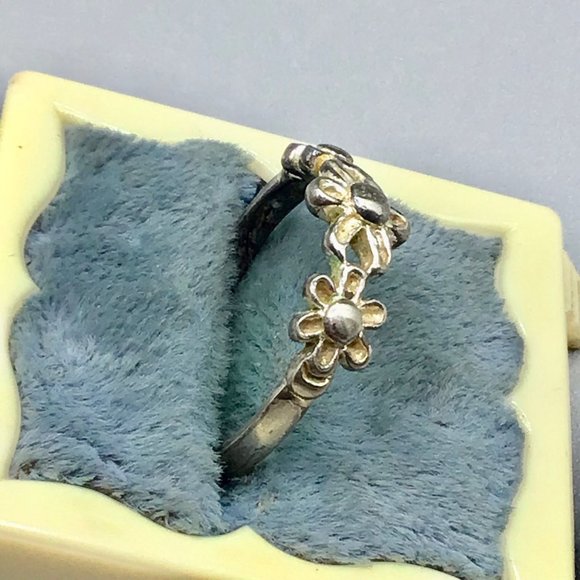 Petite Sterling Silver Flowers Ring Size 8.75 Triple Daisy Design Thin Band - Picture 4 of 12